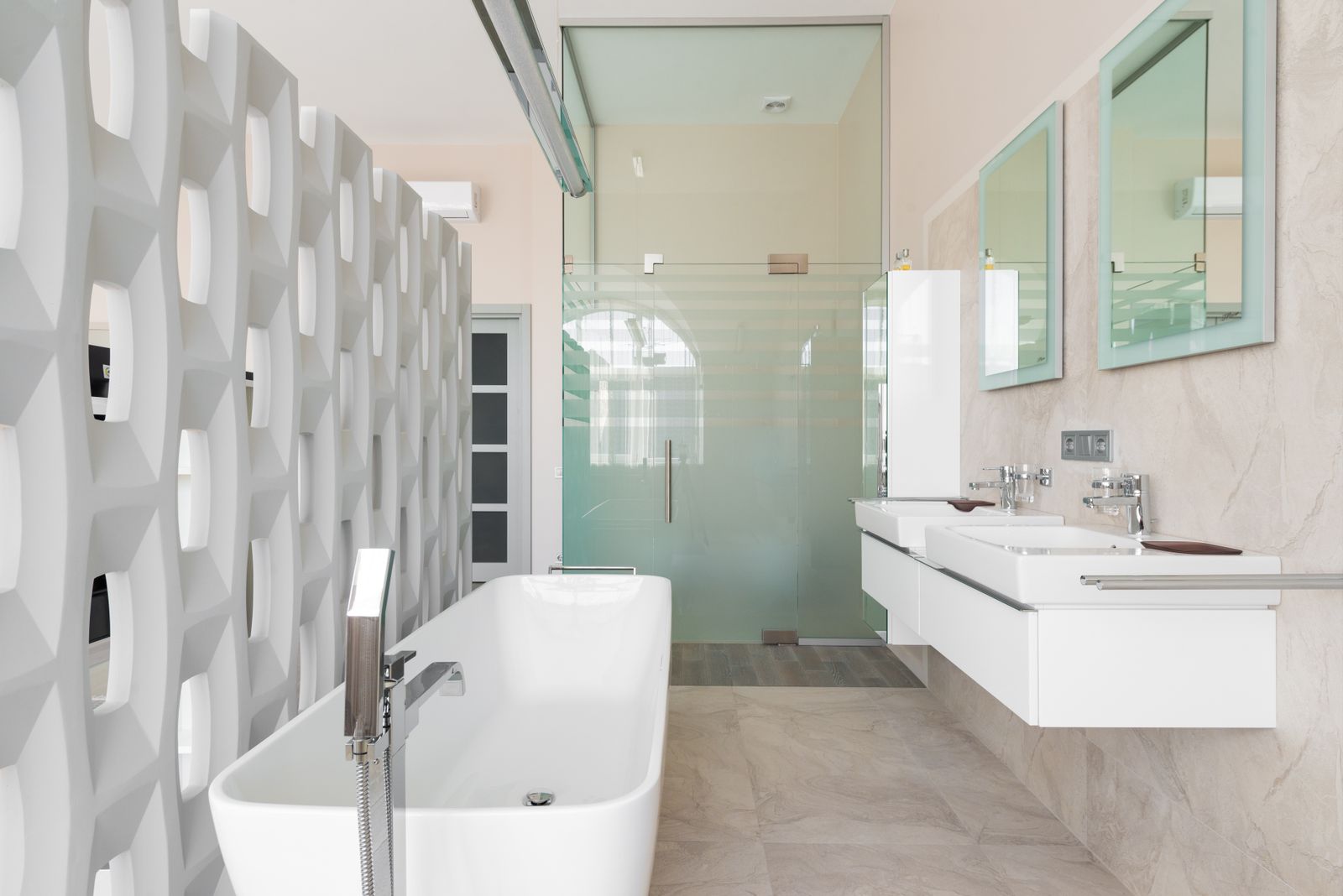 Lagoon View Double Queen bathroom and details